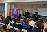 Studenti 4. ročníku za zdmi věznice ve Vinařicích