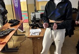 Studenti 4. ročníku za zdmi věznice ve Vinařicích